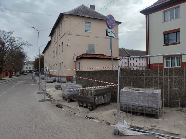 В Балтийске сняли плитку с тротуара в центре и на этом закончили ремонт 