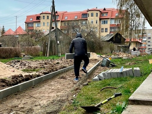 В Светлом выкладывают плиткой народную тропу 