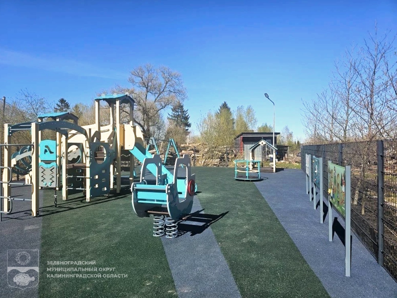 В Зеленоградском районе ударными темпами ремонтируют детские площадки 