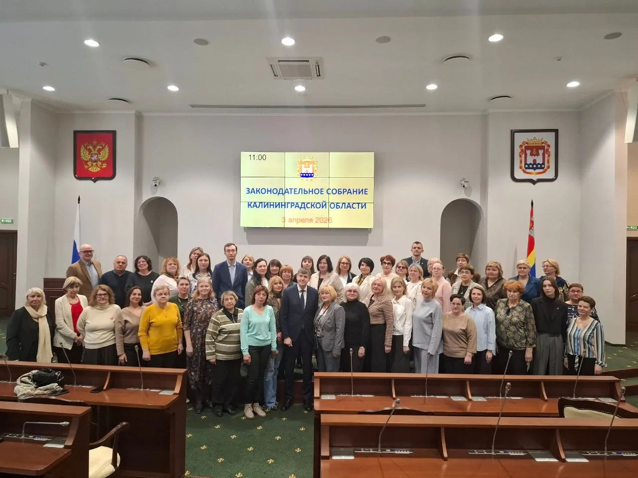 Андрей Кропоткин передал книгу «Калининград. Россия» в школьные библиотеки