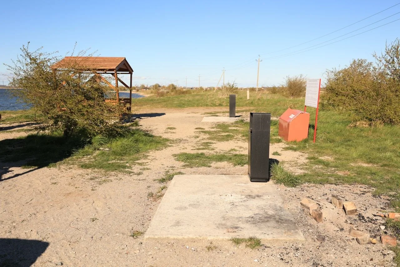 «Беспредел у залива»: В Калининграде разгромлена зона отдыха и украдены мангалы