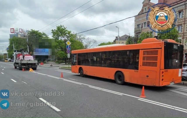 Грузовик и автобус с пассажирами не поделили дорогу в центре Калининграда 