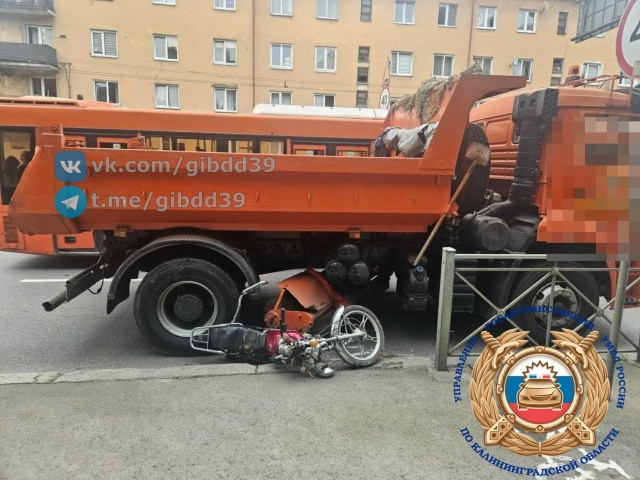 В Калининграде «КамАЗ» сбил скутериста