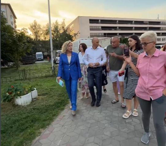 Губернатор пошёл по дворам. Он контролирует работу УК и общается с народом