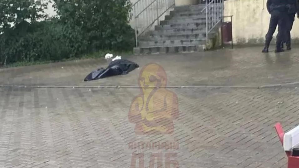 С многоэтажки на Сельме выбросилась девушка и погибла