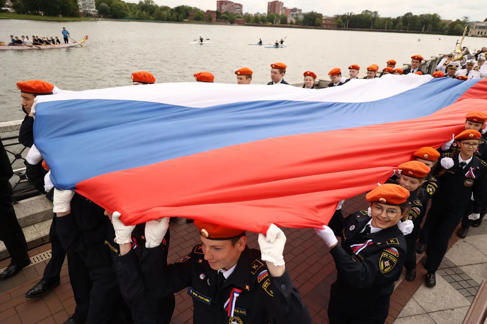 День флага в Калининграде: шоу, концерты и вручение паспортов