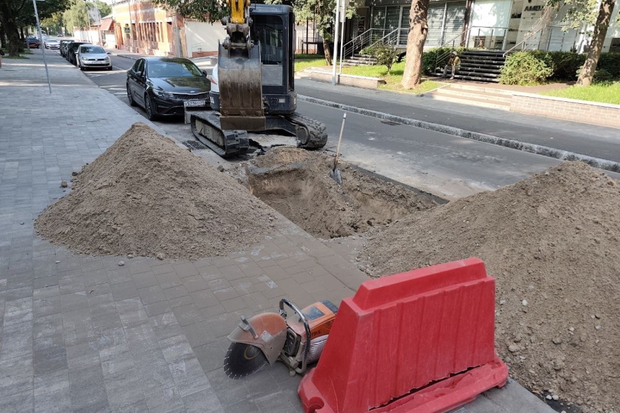 В Калининграде на Галицкого повторно засыпают провал в новой дороге 