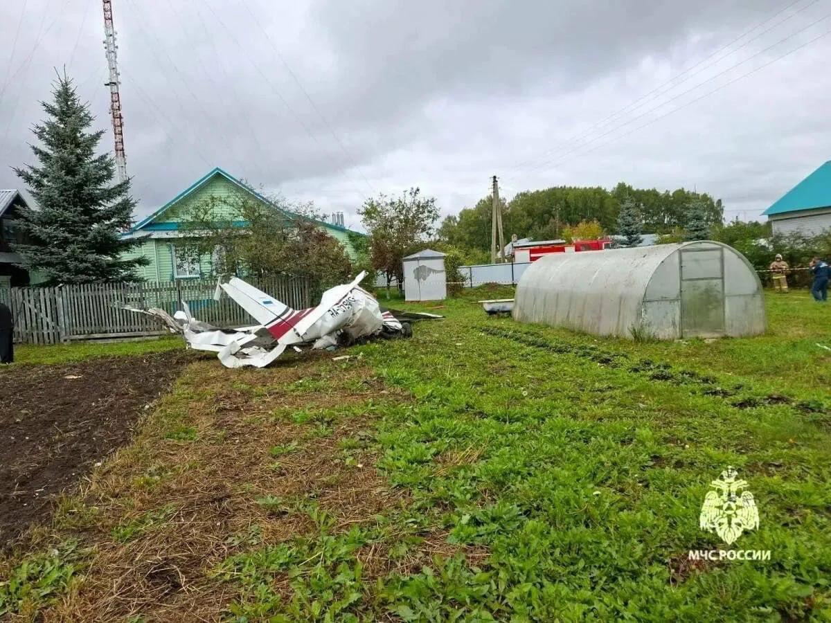 В Татарстане самолет с замглавы Казани зацепил телевышку и рухнул в огород