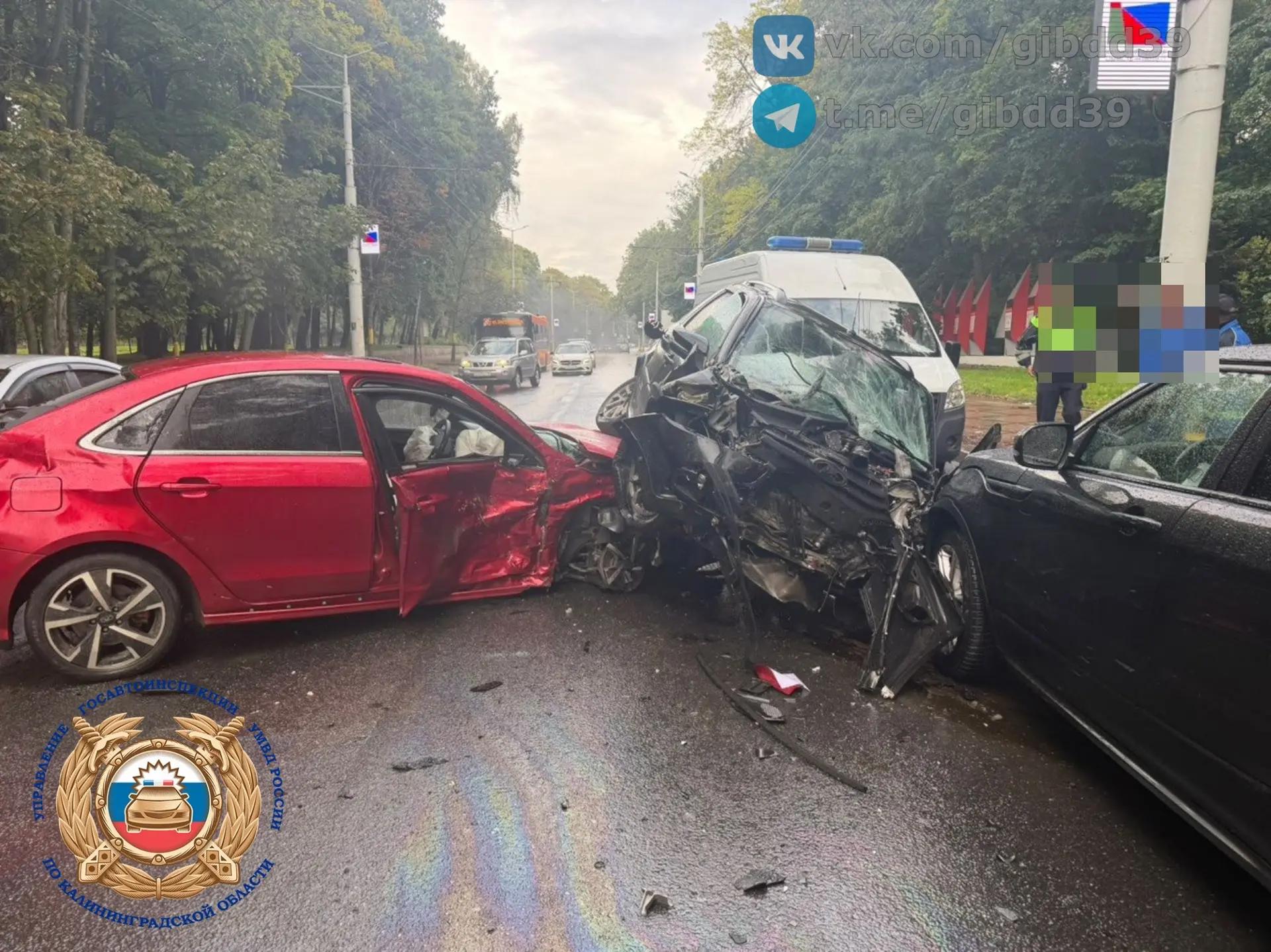 Тройное ДТП в Калининграде: дорога перекрыта, трое ранены