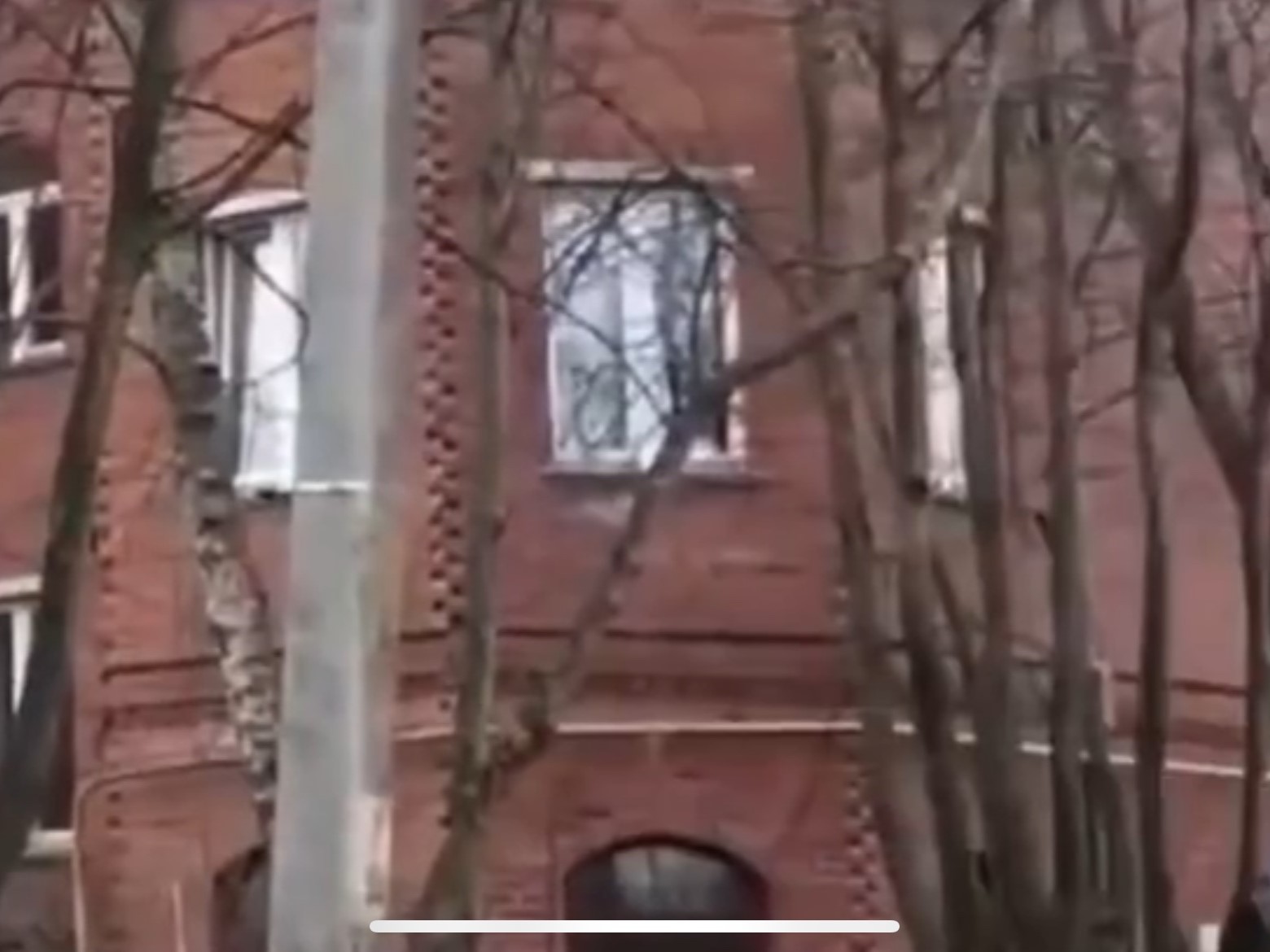Жильцы дома с дырявой крышей в Зеленоградске 9 месяцев ждут приёма к губернатору
