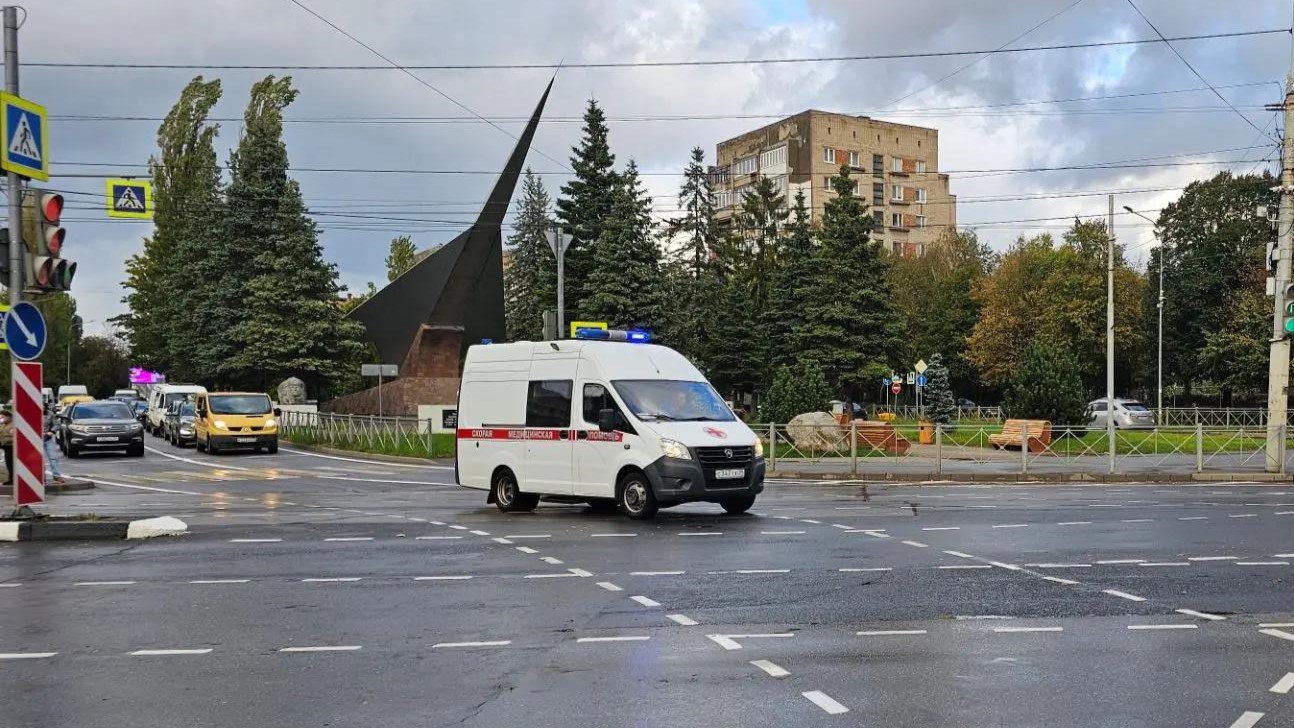 «Припарковалась на чужой жизни»: калининградка заблокировала машину скорой 