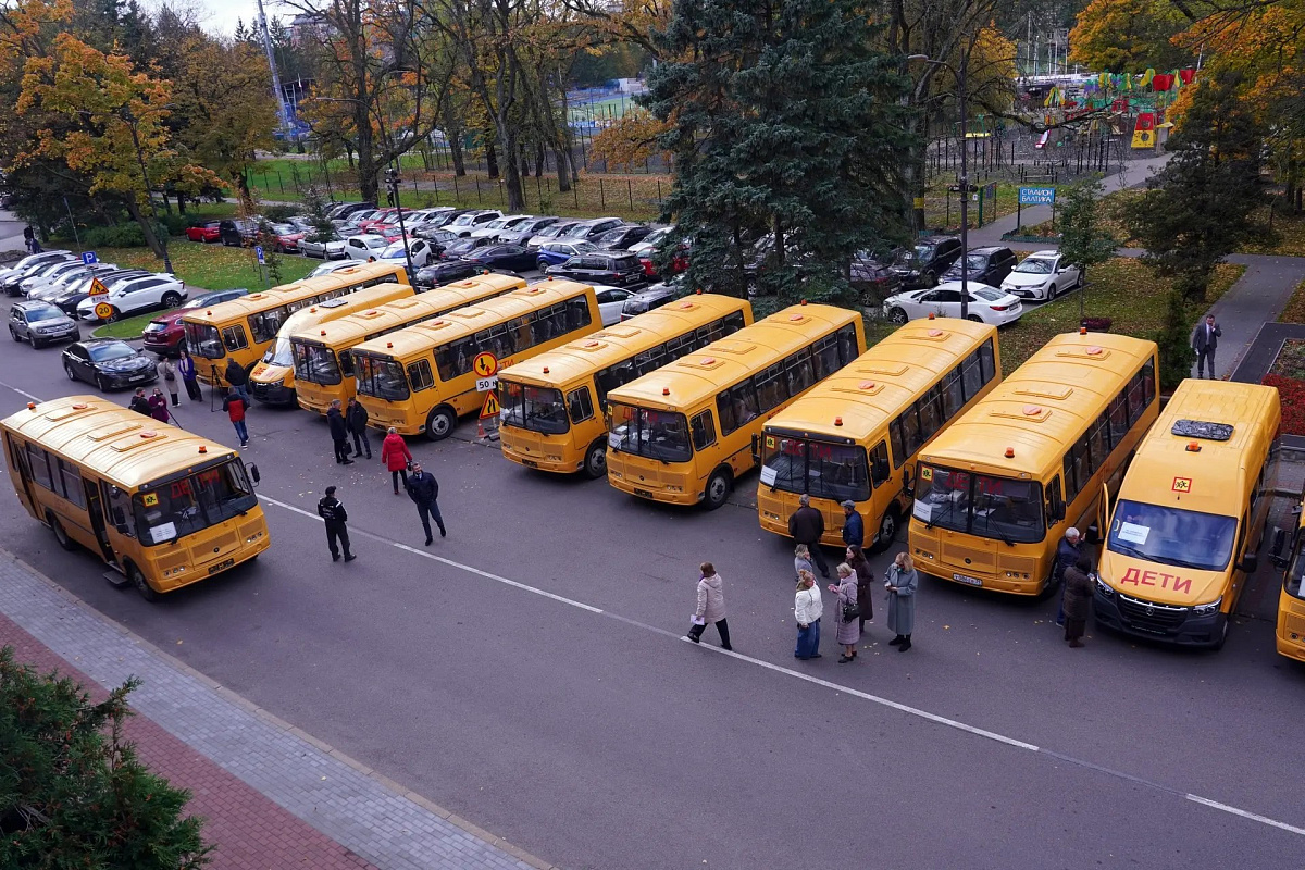 Губернатор Беспрозванных вручил муниципалитетам 22 школьных автобуса