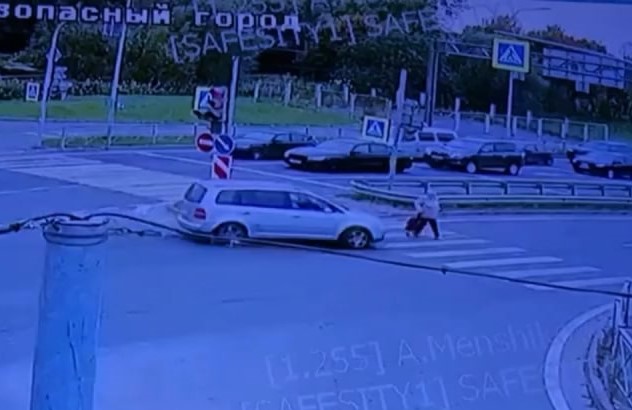 В Калининграде машина сбила пенсионерку на зебре: зелёный горел обоим участникам