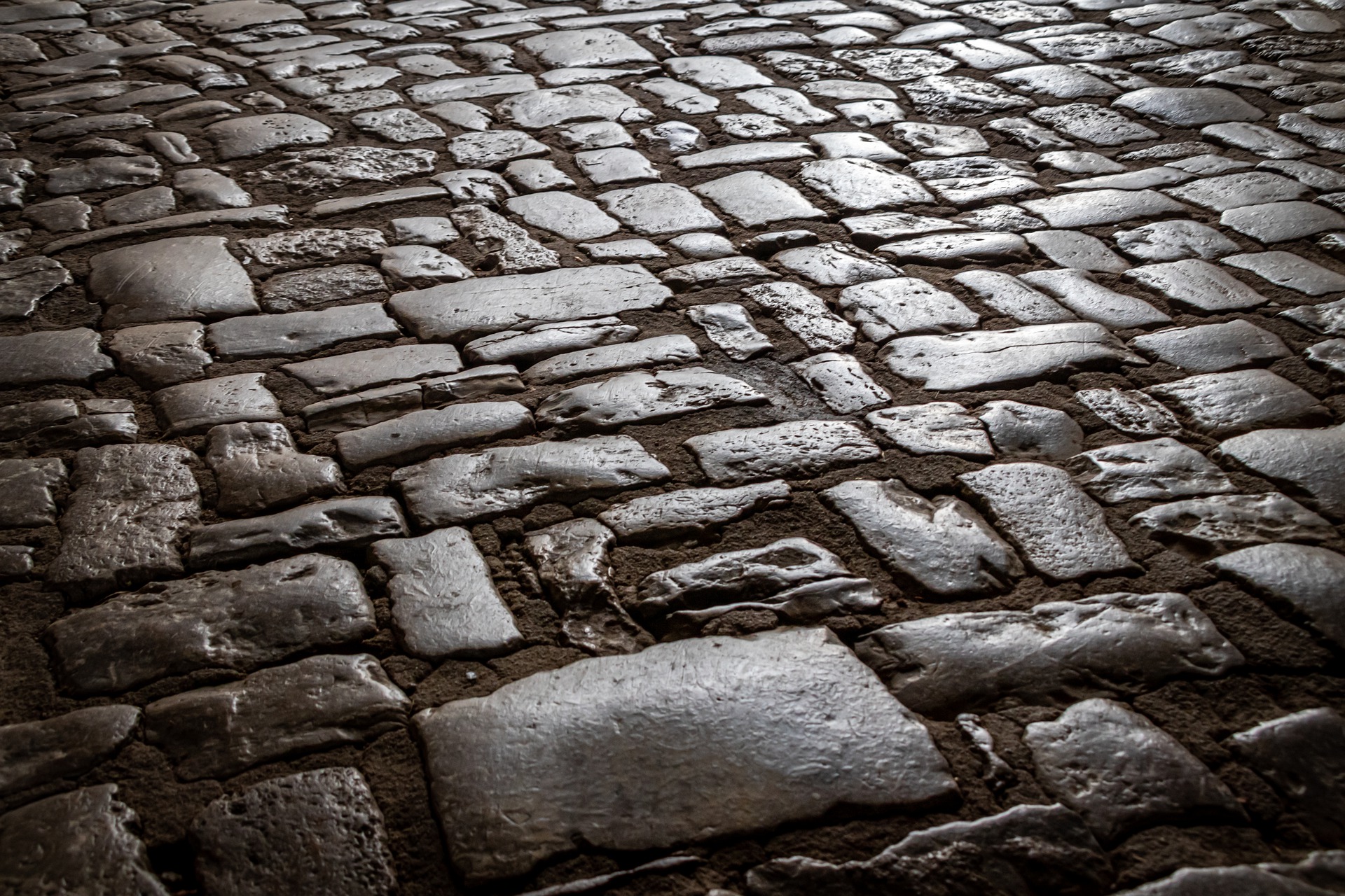 Булыжная мощеная дорога. Вымощенная площадь. Мощеная булыжником дорога. Каменная булыжная дорога калининград. Брусчатка на крещатике.