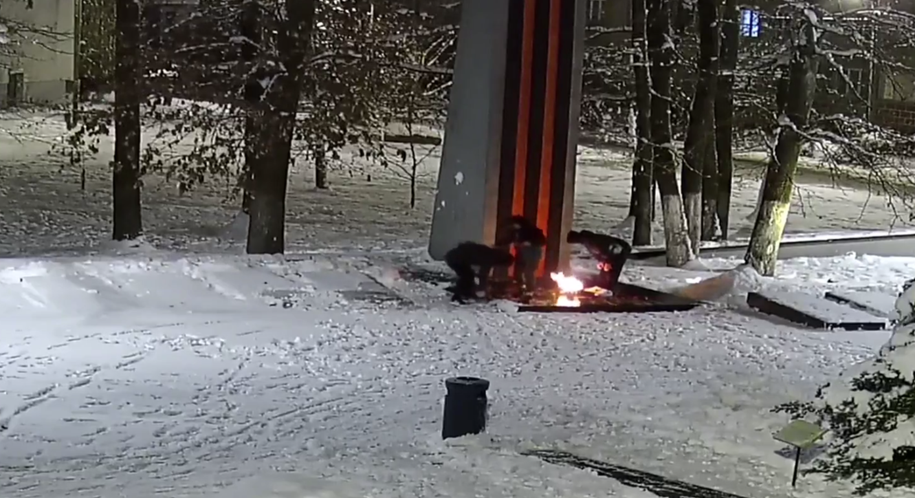 Мэрия: В Чкаловске подростки снегом потушили «Вечный огонь»