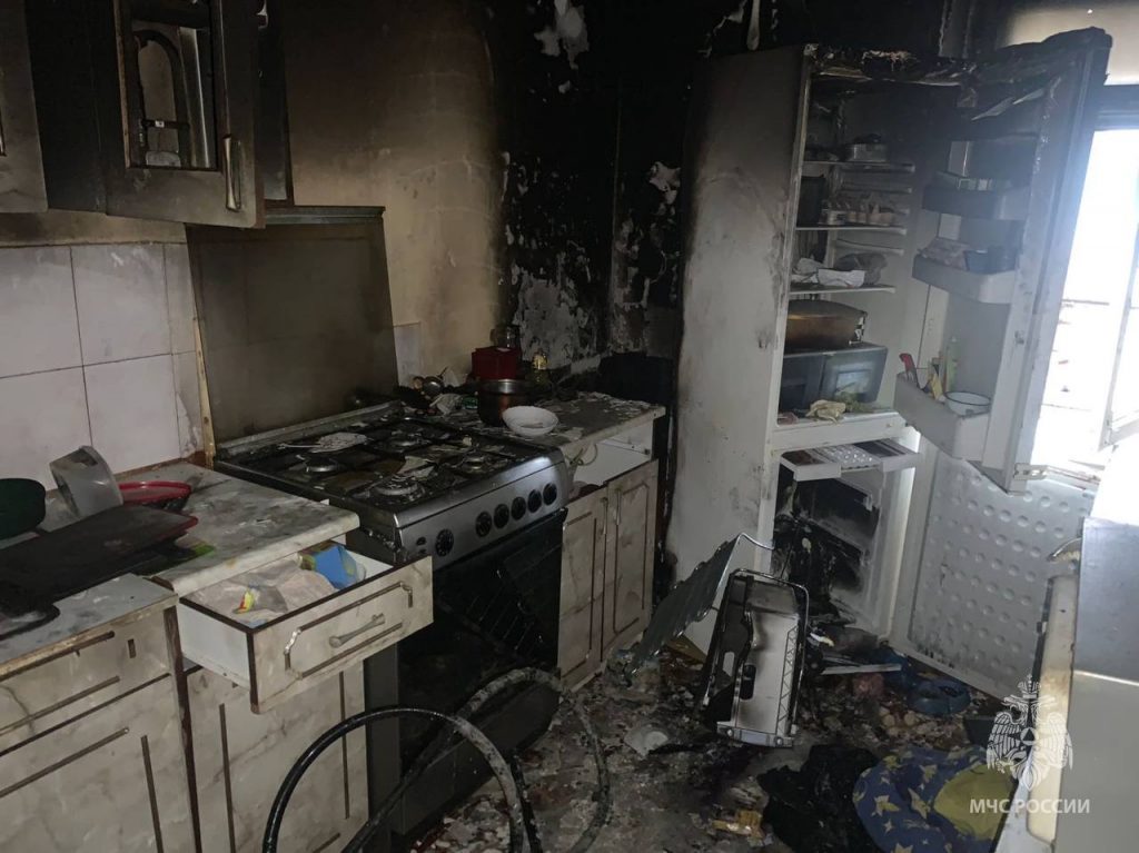 В Калининграде в квартире загорелся холодильник