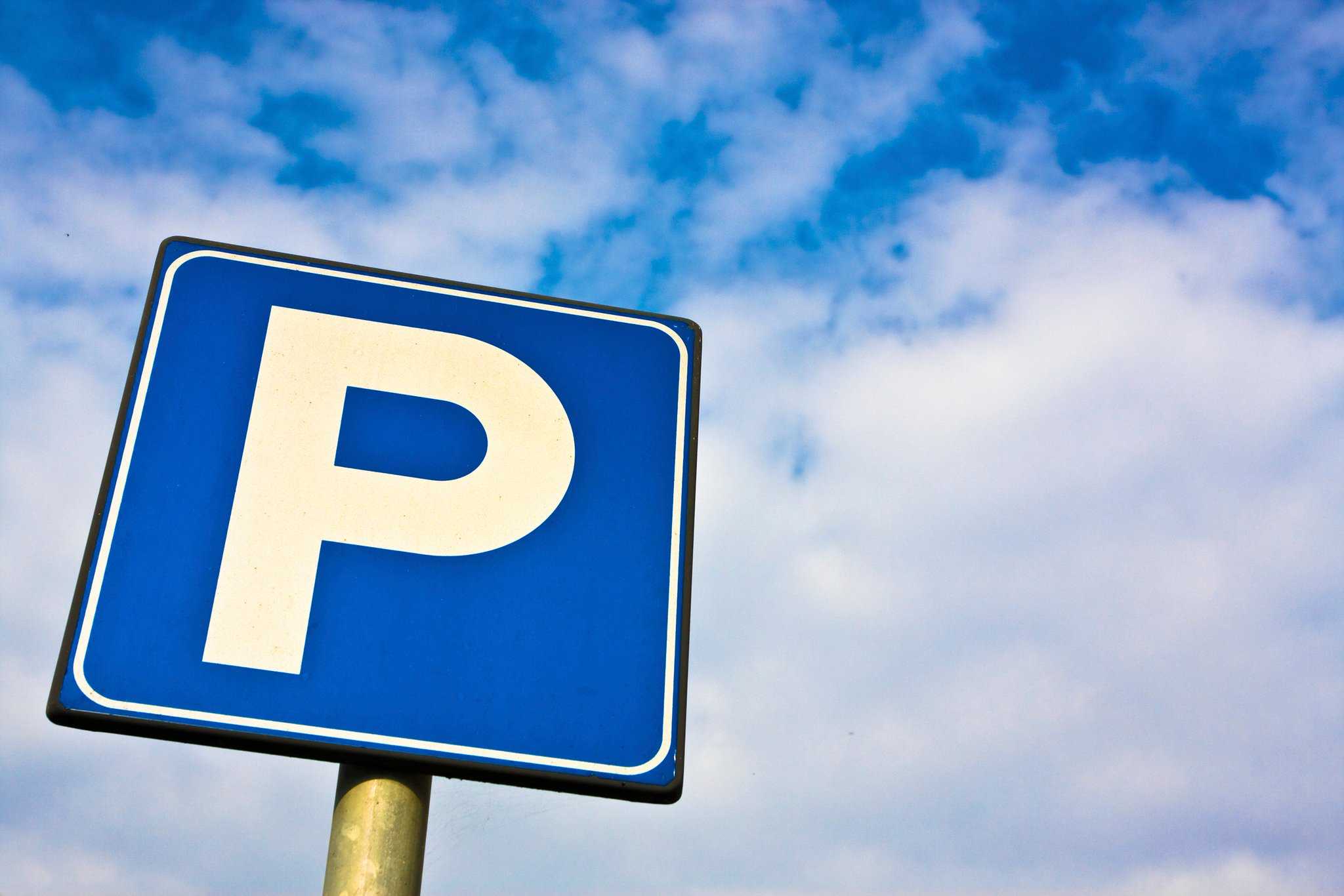 Место на муниципальной парковке в Калининграде будет стоить до 100 рублей в час