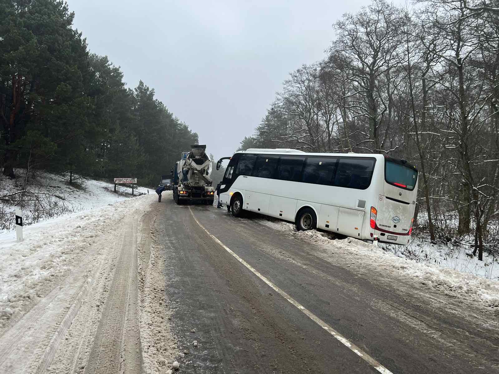 Очевидцы: На Куршской косе автомобиль спецтехники скинул в кювет автобус с  туристами