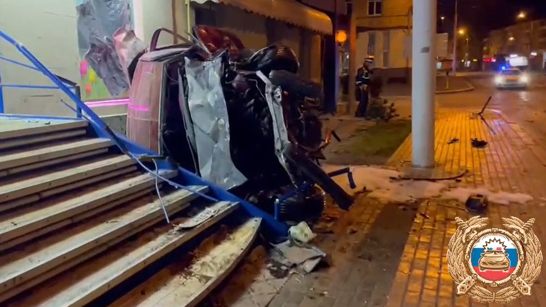 В Калининграде «БМВ» врезался в здание после столкновения с такси