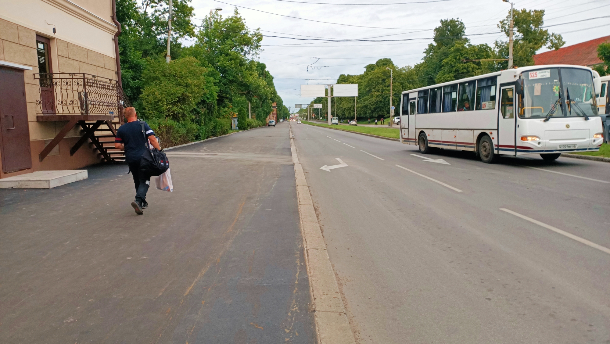 Такси после 22 апреля 2024 года. Тротуар. Калининград узкая фотография. Техника работает на тротуаре.