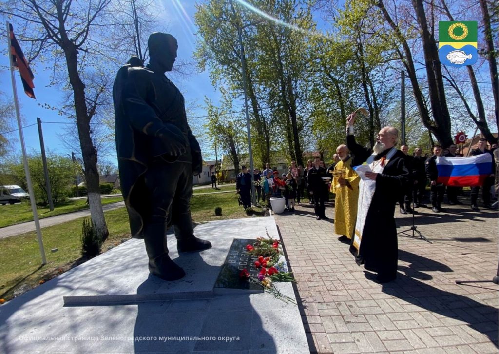 На Куршской косе заменили памятник советских воинов
