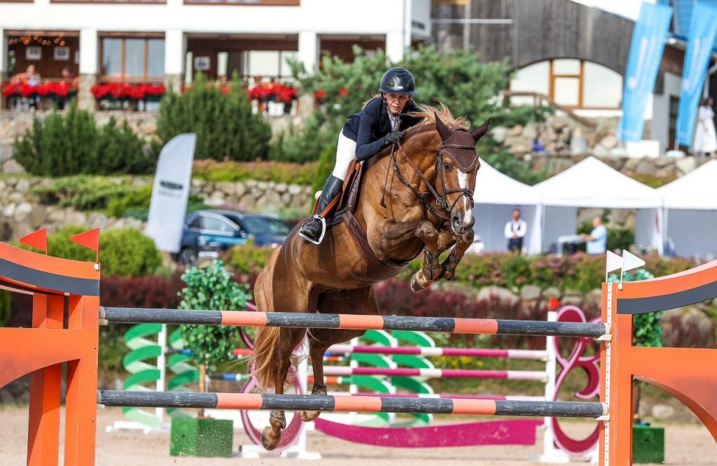 Калининградка выиграла золото конного турнира в Ленобласти