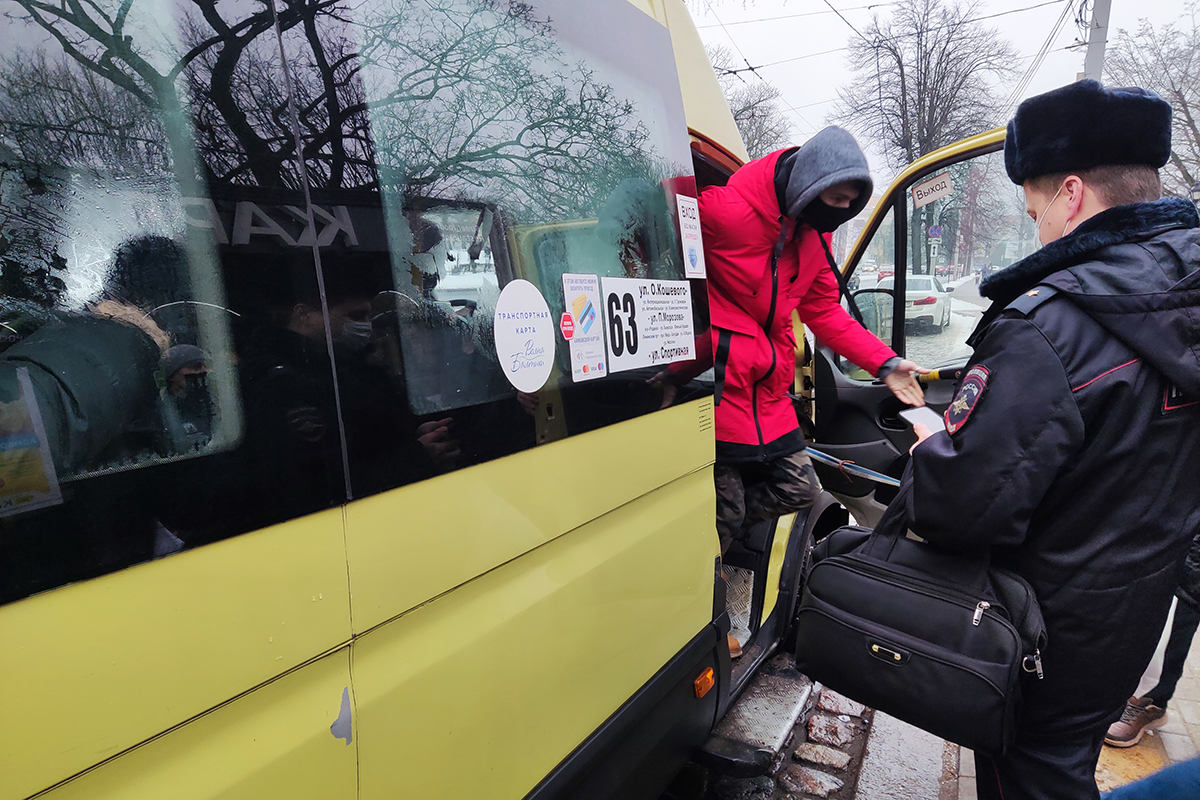 В Калининградской области на пассажиров составили 600 протоколов за нарушение масочного режима