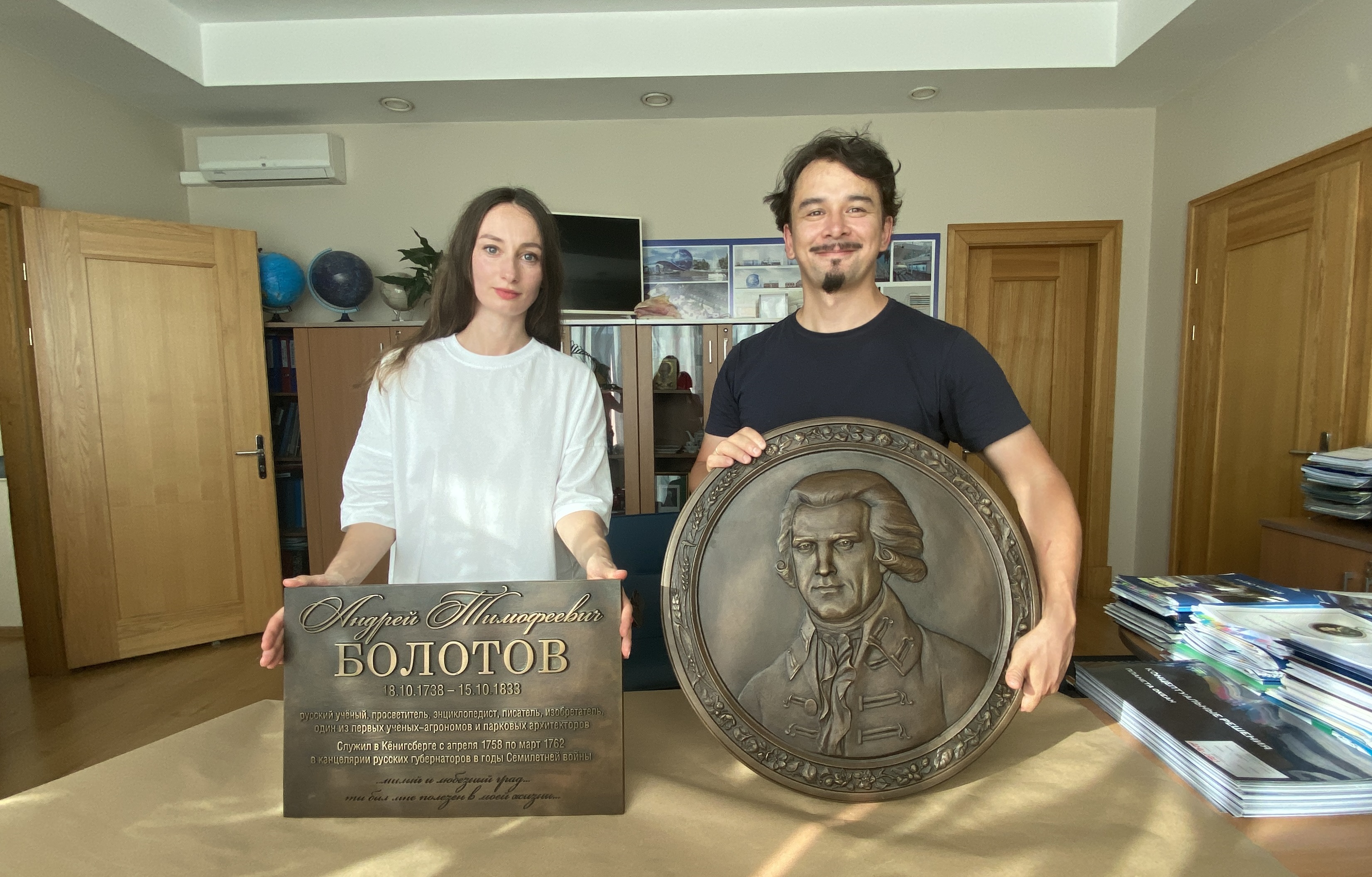 Скульпторы из Беларуси изготовили для Калининграда памятный знак Андрею Болотову