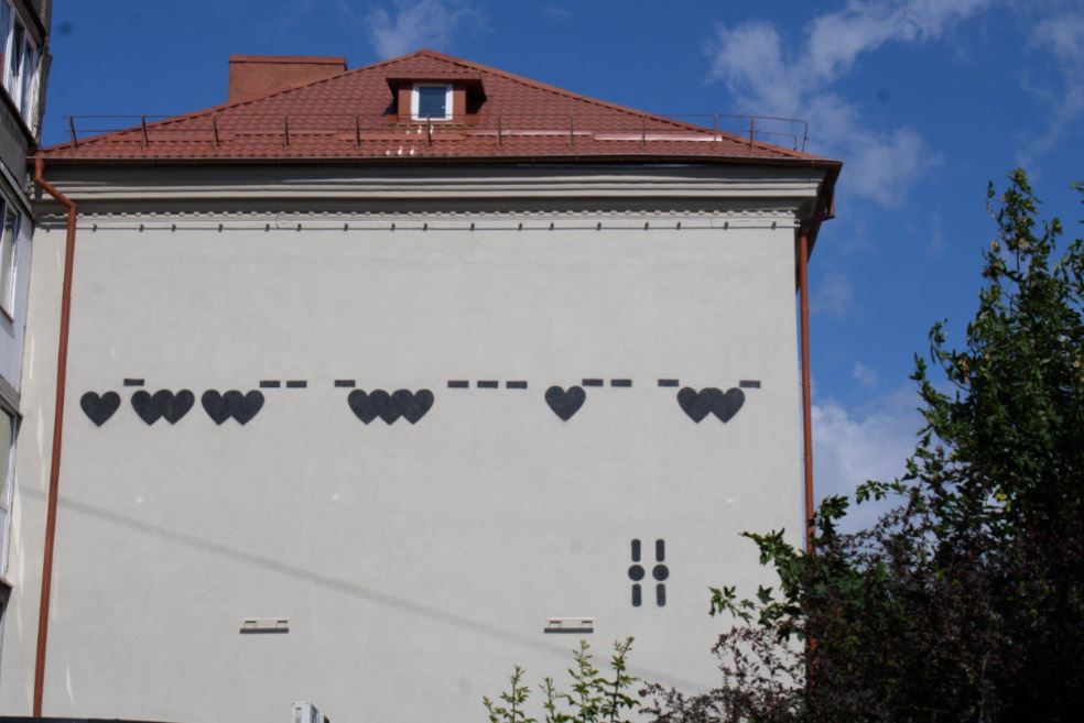 В Калининграде фасад дома украсили словом «любовь» на азбуке Морзе