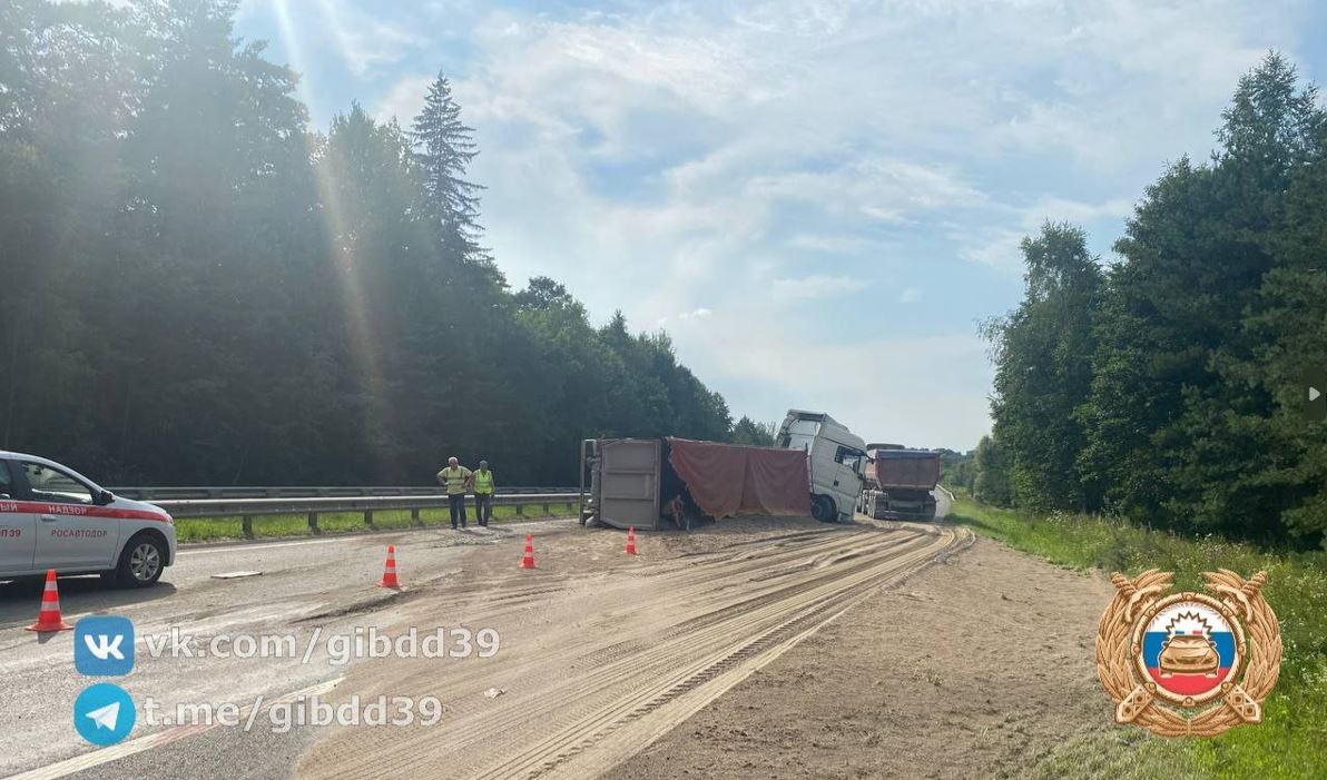 Под Гвардейском ограничили движение из-за перевернутой фуры с песком