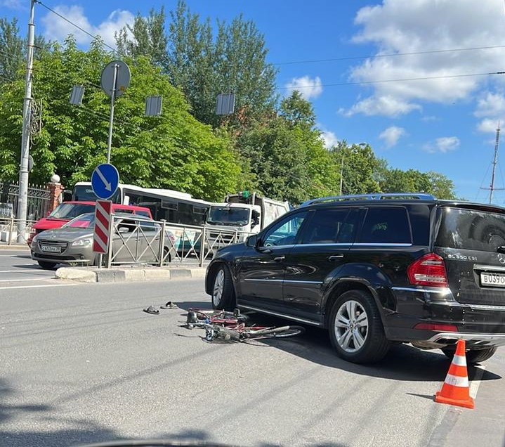 В Калининграде «Мерседес» сбил велосипедиста