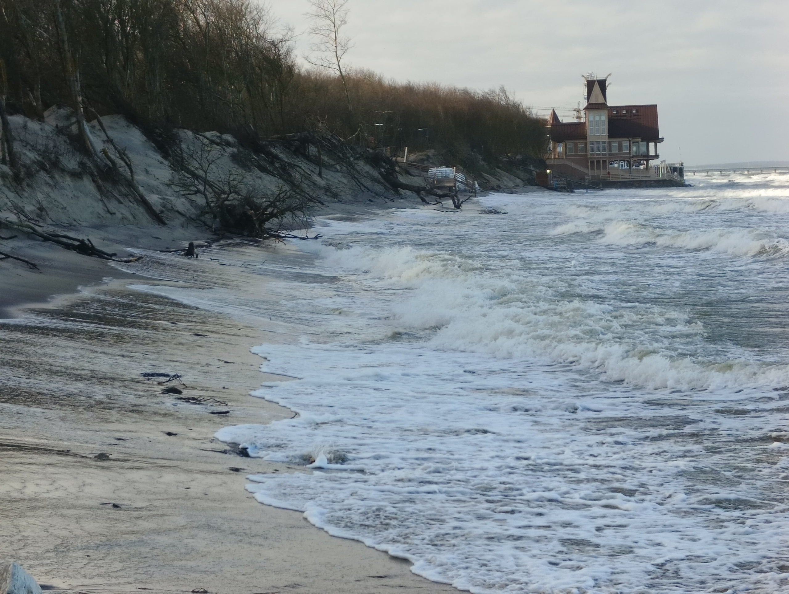 В Зеленоградске и корневой части Куршской косы почти полностью смыты пляжи