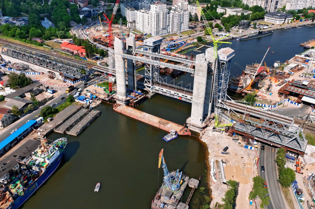 В Калининграде смонтировали коммуникационные мосты через реку Преголю