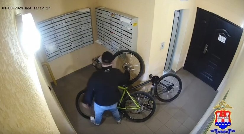 Жительница Калининграда подозревается в краже велосипедов из подъезда