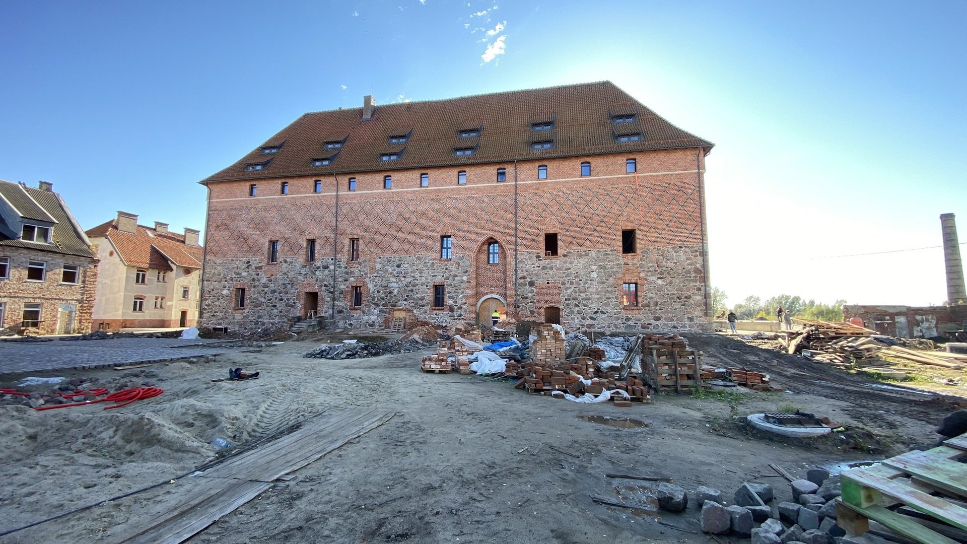 В Гвардейске сняли леса с фасада старинного замка Тапиау