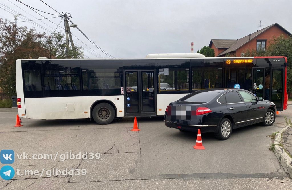 В Калининграде «Ниссан» врезался в пассажирский автобус