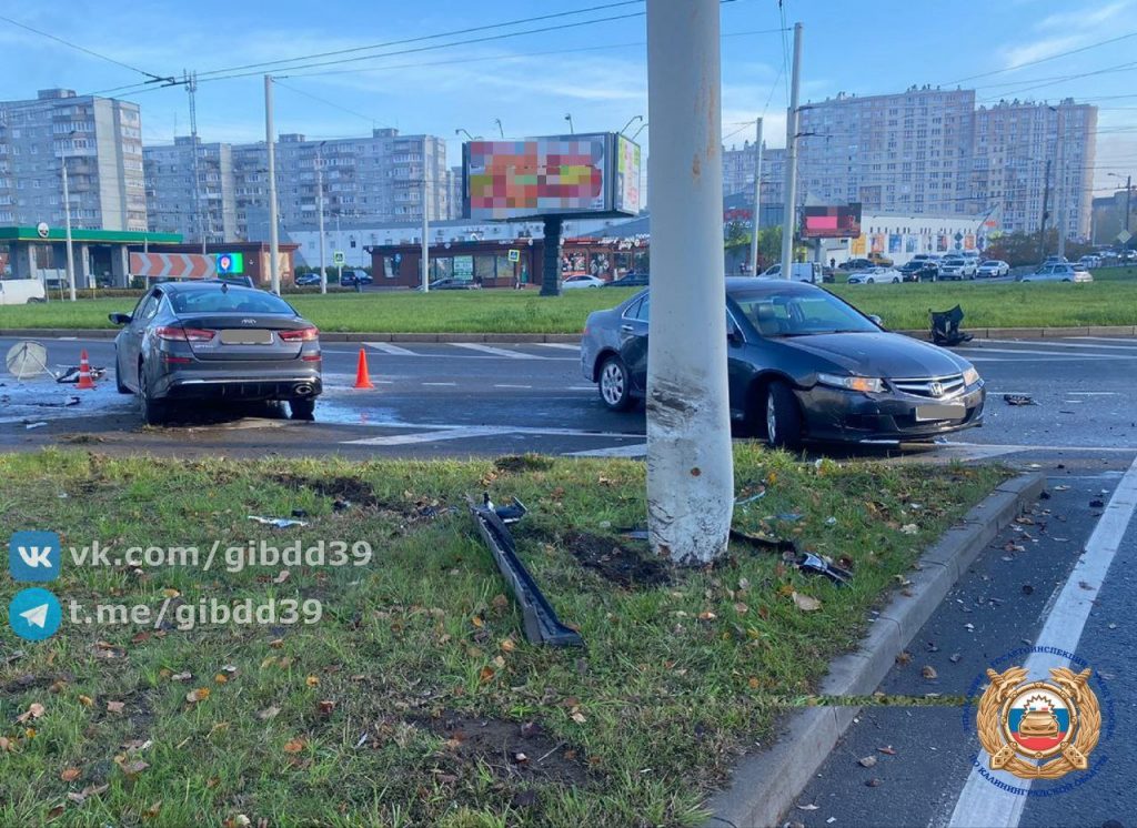 В Калининграде водитель «Киа» врезался в световую опору