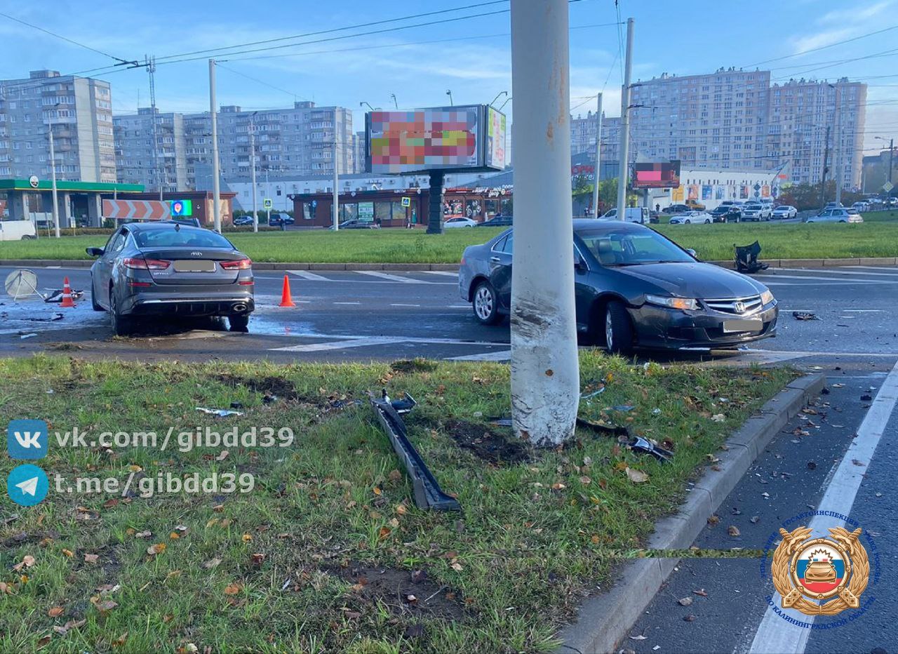 В Калининграде водитель «Киа» врезался в световую опору