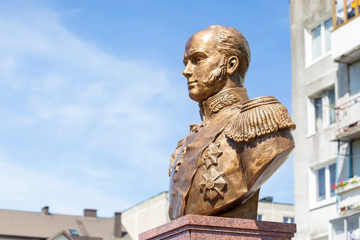 В Балтийске открыли памятник адмиралу Дмитрию Сенявину