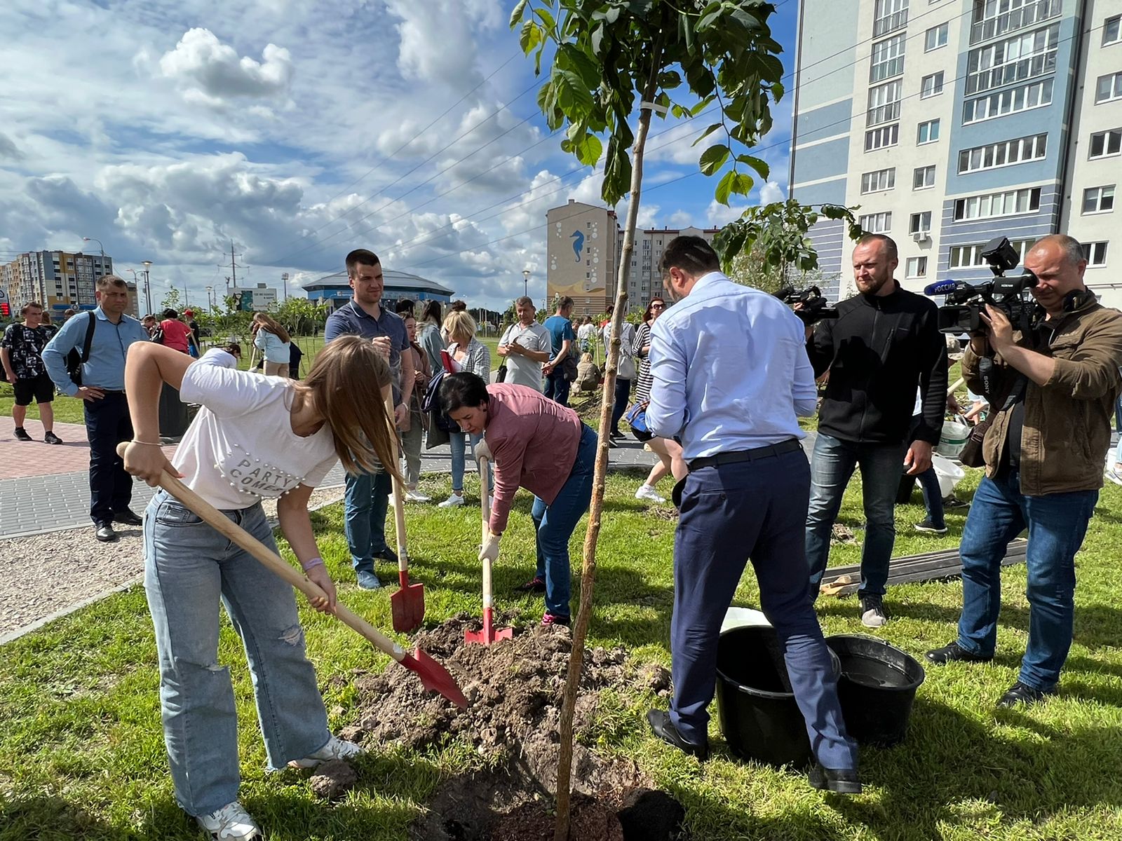 В Сиреневом сквере Калининграда высадили 76 деревьев