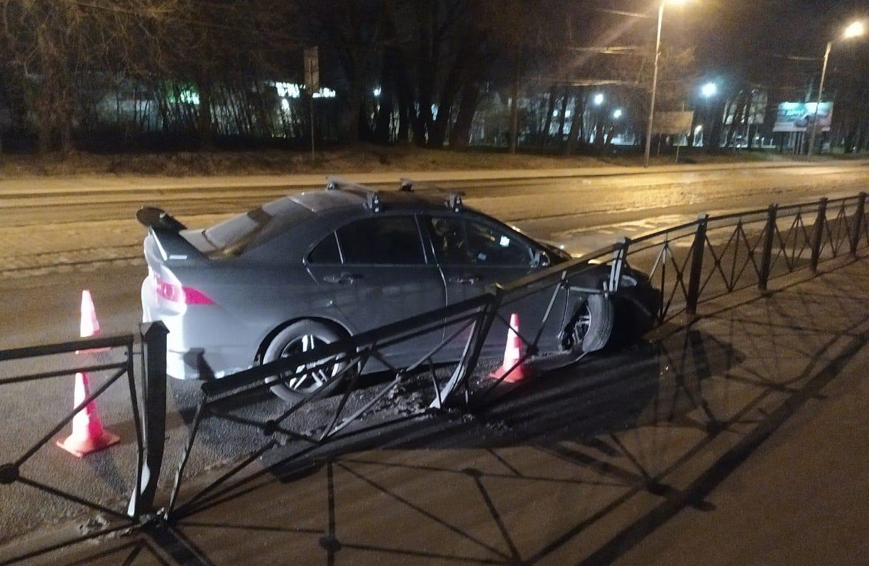 В Калининграде автомобиль врезался в дорожное ограждение