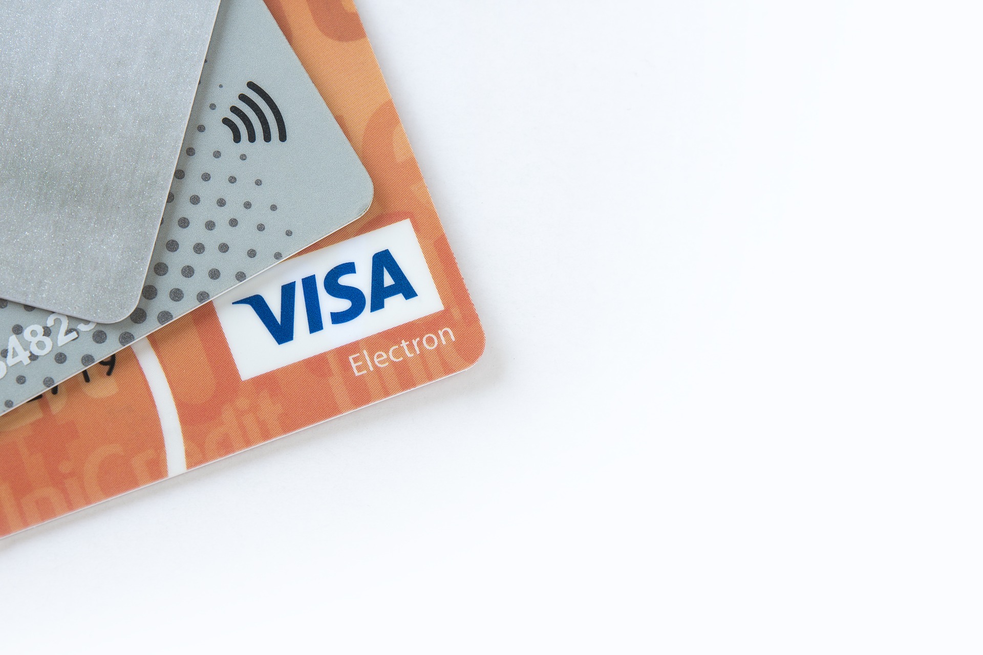 Попавшие под санкции банки не будут выпускать карты Visa и Mastercard