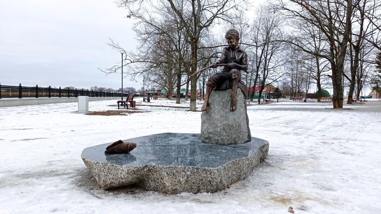 Скульптуру мальчика-рыбака установили на набережной в Полесске