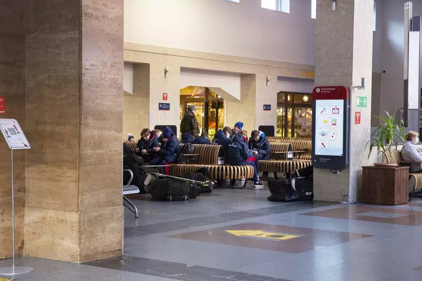 Зарядить гаджет от скамейки теперь можно на Южном вокзале Калининграда