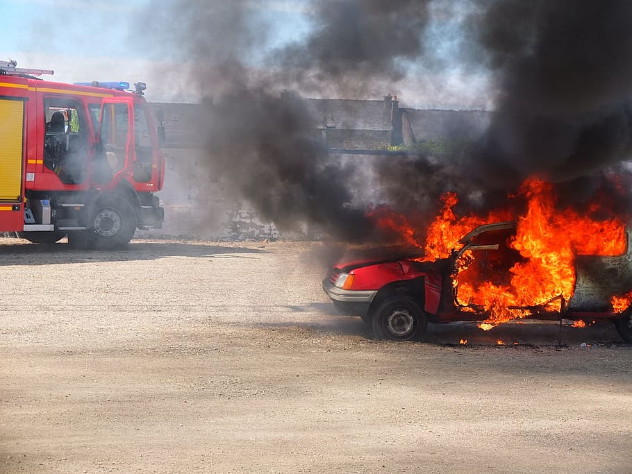 МЧС: В Калининграде ночью сгорели три автомобиля