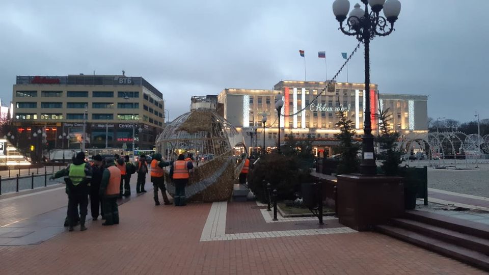 «Эльза» разбросала новогодние украшения на площади Победы в Калининграде