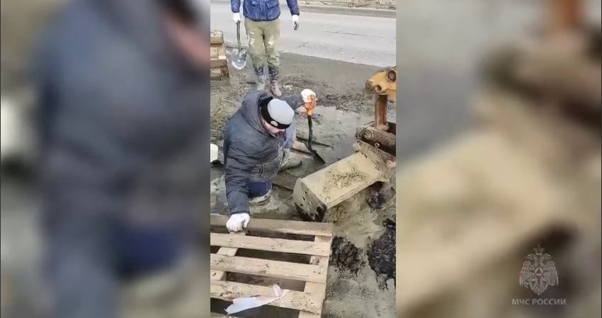 В Пионерском рабочий по пояс увяз в бетоне