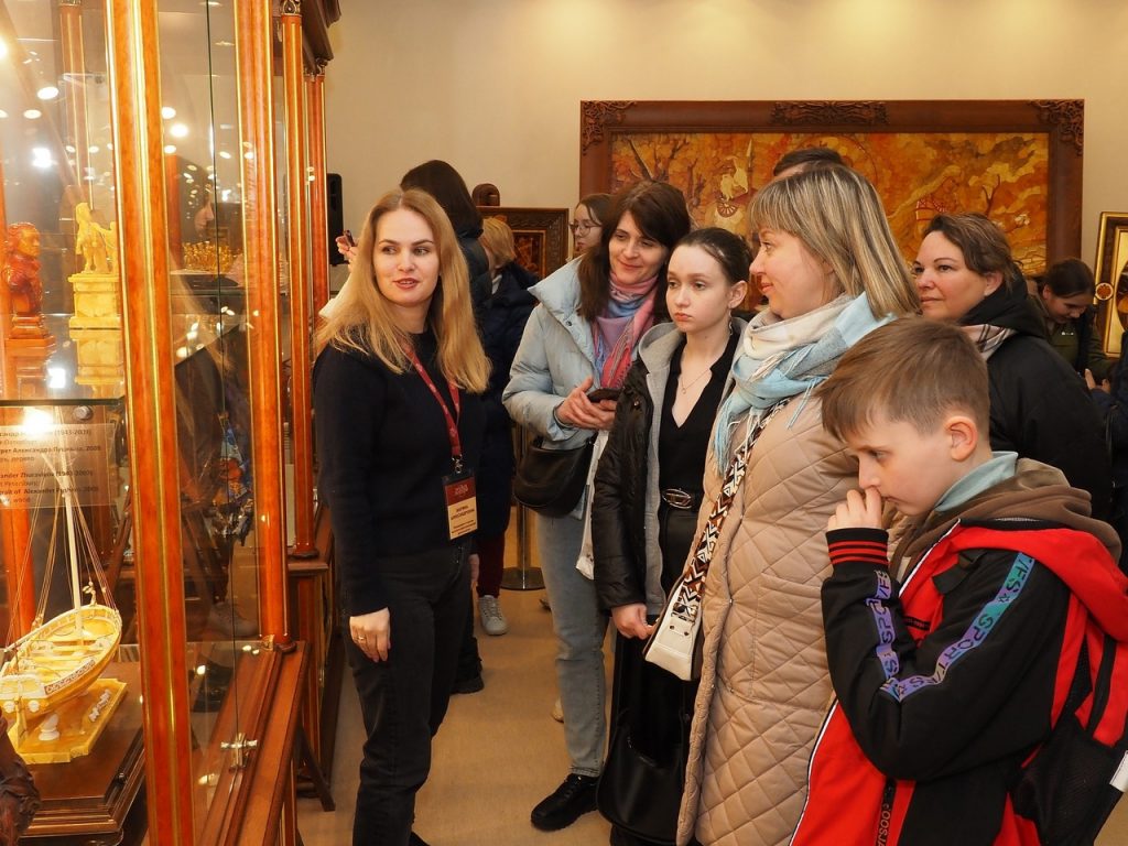 Музей янтаря посетили 17 семей из Белгородской области