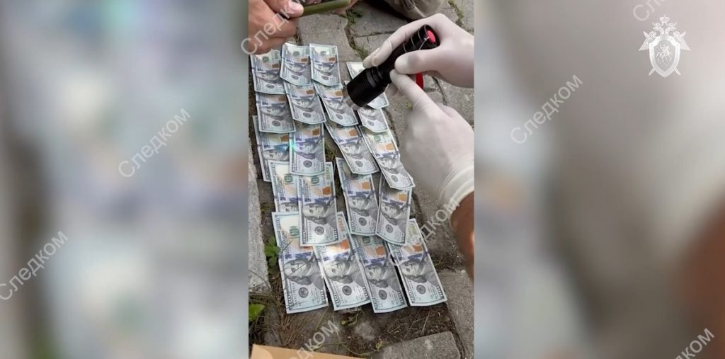 Бывшего участкового из Янтарного будут судить по подозрению в долларовой взятке
