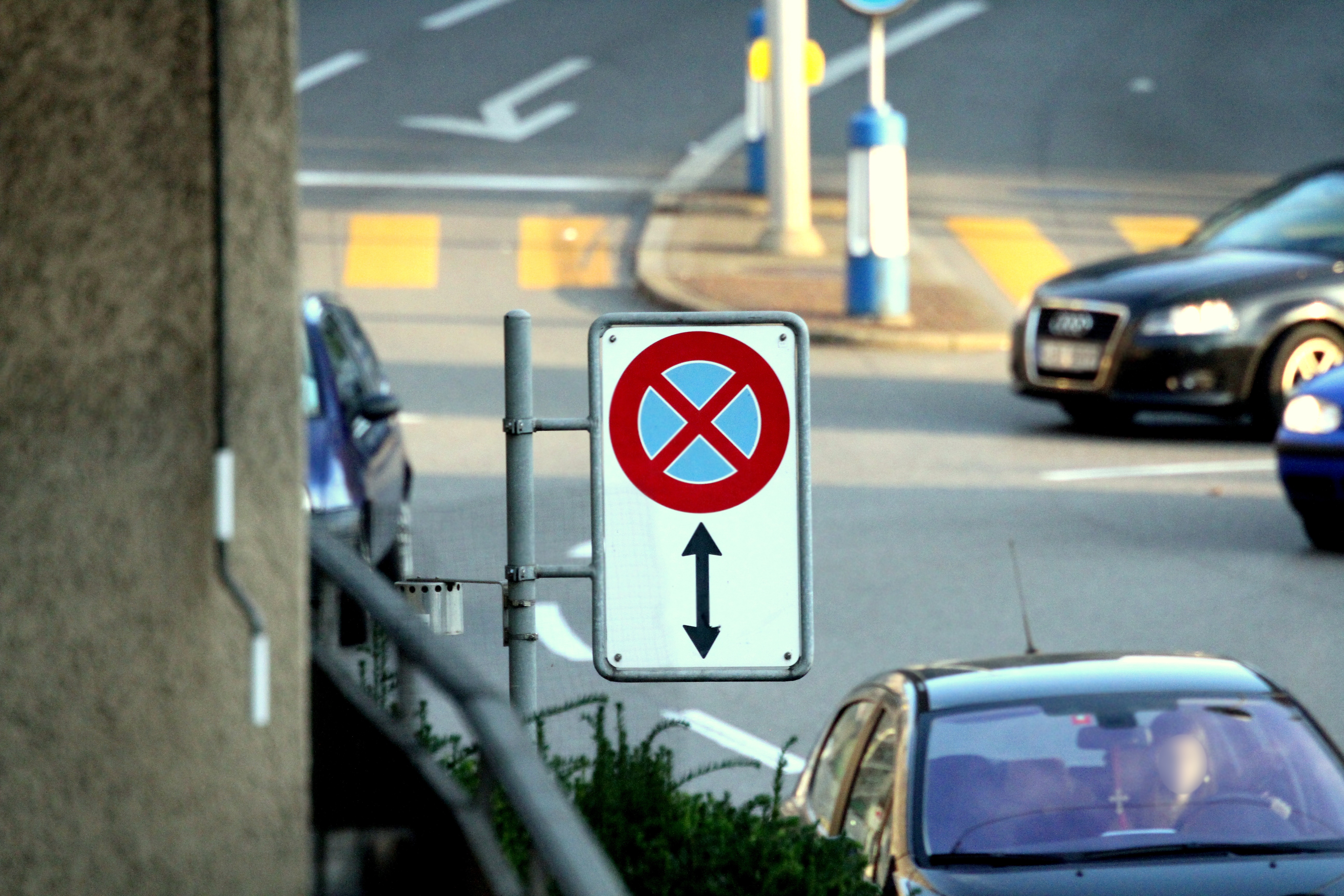 Стоянка запрещена остановиться можно. Парковка запрещена. Знак запрета парковки. Дорожные знаки остановки и парковки. Дорожный знак остановка запрещена.